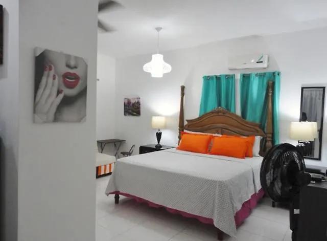 Upstairs Shades Apartamento